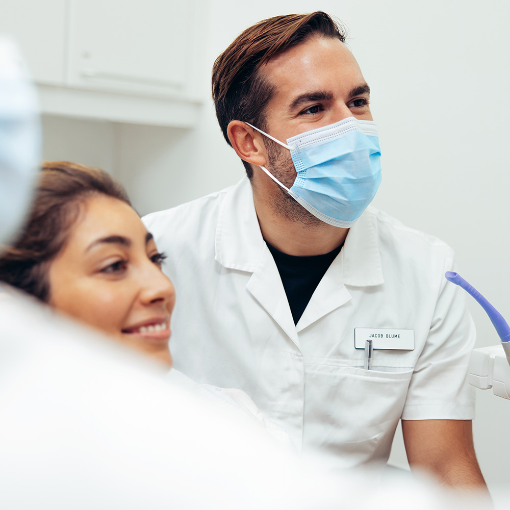 Diş Hekimi Emre Evreüz muayene